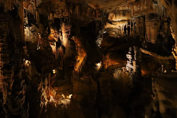 Grotte des Demoiselles, Fransa 'nın güneyindeki Hrault vadisinde, Nmes' in yaklaşık 60 km batısında yer alan bir mağara. Girişi Saint-Bauzille-de-Putois komün bölgesinde yer almaktadır..