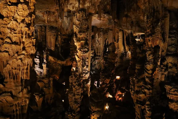 Grotte des Demoiselles, Fransa 'nın güneyindeki Hrault vadisinde, Nmes' in yaklaşık 60 km batısında yer alan bir mağara. Girişi Saint-Bauzille-de-Putois komün bölgesinde yer almaktadır..