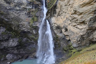 İsviçre 'nin doğusundaki Batı Rhaetian Alplerinde yer alan İsviçre Ulusal Parkı' ndaki bir şelaleye bakın.