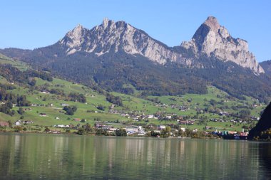 Lucerne Gölü İsviçre 'nin orta kesiminde ve ülkenin dördüncü büyük gölüdür..