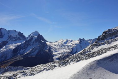 Piz Corvatsch, Graubnden kantonunun Engadin bölgesinde Sils Gölü ve Silvaplana Gölü 'ne bakan Alplerin Bernina Sıradağları' nda yer alan bir dağdır.