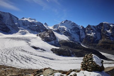 Bernina Geçidi, İsviçre 'nin doğusundaki Graubnden kantonunda, Alplerin Bernina Dağları' nda yüksek bir dağ geçididir.