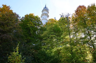 Neuschwanstein Şatosu, Almanya 'nın güneyinde Alplerin eteklerinde engebeli bir tepenin üzerinde 19. yüzyıldan kalma tarihçi bir saraydır.