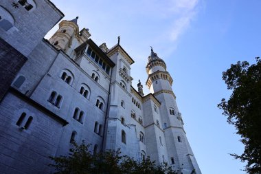 Neuschwanstein Şatosu, Almanya 'nın güneyinde Alplerin eteklerinde engebeli bir tepenin üzerinde 19. yüzyıldan kalma tarihçi bir saraydır.