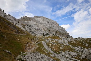 Kolombiya Sütunu, Fransa 'nın Haute-Savoie bölgesindeki Alplerde bir dağ geçididir..