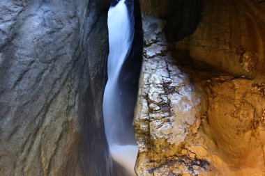 Bernese Oberland, İsviçre 'deki Trummelbach Şelaleleri, dağların içinde buzulla beslenen 10 şelaleden oluşan bir seridir. 