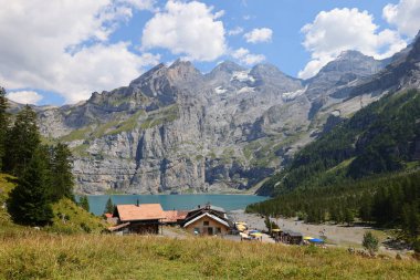 Oeschinen Gölü, İsviçre 'nin Bernese Oberland kentinde Kandersteg' in 4 kilometre doğusunda yer alan bir göldür..