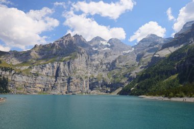 Oeschinen Gölü, İsviçre 'nin Bernese Oberland kentinde Kandersteg' in 4 kilometre doğusunda yer alan bir göldür..