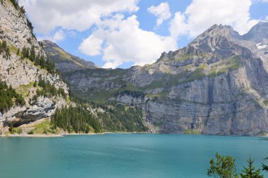 Oeschinen Gölü, İsviçre 'nin Bernese Oberland kentinde Kandersteg' in 4 kilometre doğusunda yer alan bir göldür..