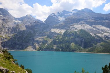 Oeschinen Gölü, İsviçre 'nin Bernese Oberland kentinde Kandersteg' in 4 kilometre doğusunda yer alan bir göldür..