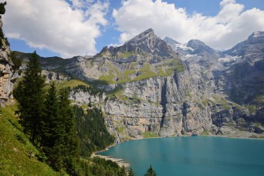 Oeschinen Gölü, İsviçre 'nin Bernese Oberland kentinde Kandersteg' in 4 kilometre doğusunda yer alan bir göldür..