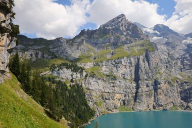 Oeschinen Gölü, İsviçre 'nin Bernese Oberland kentinde Kandersteg' in 4 kilometre doğusunda yer alan bir göldür..
