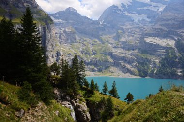 Oeschinen Gölü, İsviçre 'nin Bernese Oberland kentinde Kandersteg' in 4 kilometre doğusunda yer alan bir göldür..