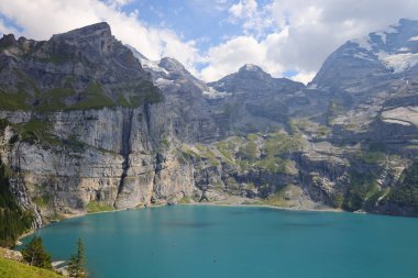 Oeschinen Gölü, İsviçre 'nin Bernese Oberland kentinde Kandersteg' in 4 kilometre doğusunda yer alan bir göldür..