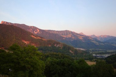Gruyeres 'in manzarası, İsviçre' nin Fribourg kantonunda Gruyere ilçesine bağlı bir kasabadır..