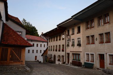 Gruyeres 'in manzarası, İsviçre' nin Fribourg kantonunda Gruyere ilçesine bağlı bir kasabadır..