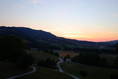 Gruyeres 'in manzarası, İsviçre' nin Fribourg kantonunda Gruyere ilçesine bağlı bir kasabadır..