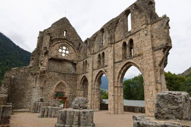 Aulps Manastırı, Haute-Savoie 'deki Chablais vadisinde deniz seviyesinden 800 metre yüksekliktedir. 