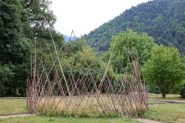 Aulps Manastırı, Haute-Savoie 'deki Chablais vadisinde deniz seviyesinden 800 metre yüksekliktedir. 
