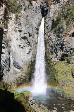 Haute-Savoie 'deki bir şelaleye bak