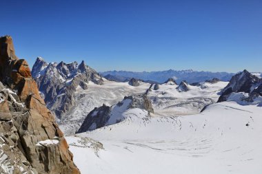 Aiguille du Midi, Fransa 'nın Haute-Savoie şehrinde Chamonix-Mont-Blanc-Blanc' ın üzerindeki Mont-Blanc 'ta yer alan bir zirve.