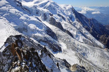 Aiguille du Midi, Fransa 'nın Haute-Savoie şehrinde Chamonix-Mont-Blanc-Blanc' ın üzerindeki Mont-Blanc 'ta yer alan bir zirve.