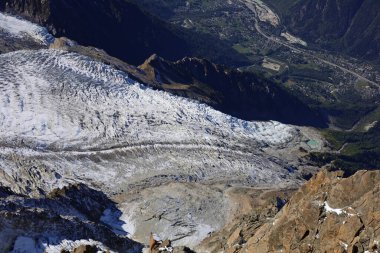 Aiguille du Midi, Fransa 'nın Haute-Savoie şehrinde Chamonix-Mont-Blanc-Blanc' ın üzerindeki Mont-Blanc 'ta yer alan bir zirve.