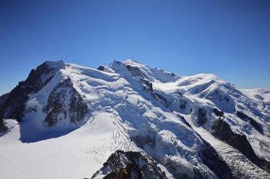 Aiguille du Midi, Fransa 'nın Haute-Savoie şehrinde Chamonix-Mont-Blanc-Blanc' ın üzerindeki Mont-Blanc 'ta yer alan bir zirve.