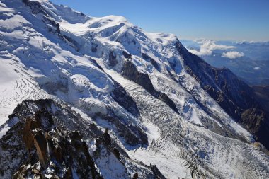 Aiguille du Midi, Fransa 'nın Haute-Savoie şehrinde Chamonix-Mont-Blanc-Blanc' ın üzerindeki Mont-Blanc 'ta yer alan bir zirve.