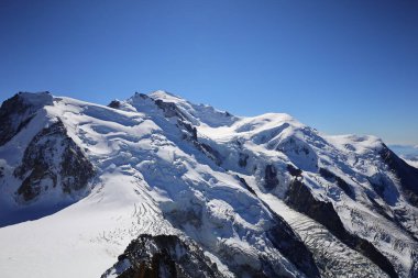 Aiguille du Midi, Fransa 'nın Haute-Savoie şehrinde Chamonix-Mont-Blanc-Blanc' ın üzerindeki Mont-Blanc 'ta yer alan bir zirve.