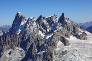 Aiguille du Midi, Fransa 'nın Haute-Savoie şehrinde Chamonix-Mont-Blanc-Blanc' ın üzerindeki Mont-Blanc 'ta yer alan bir zirve.