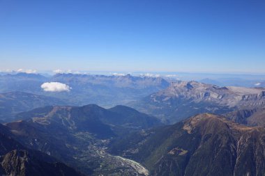Aiguille du Midi, Fransa 'nın Haute-Savoie şehrinde Chamonix-Mont-Blanc-Blanc' ın üzerindeki Mont-Blanc 'ta yer alan bir zirve.
