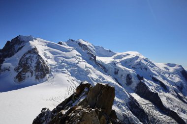 Aiguille du Midi, Fransa 'nın Haute-Savoie şehrinde Chamonix-Mont-Blanc-Blanc' ın üzerindeki Mont-Blanc 'ta yer alan bir zirve.