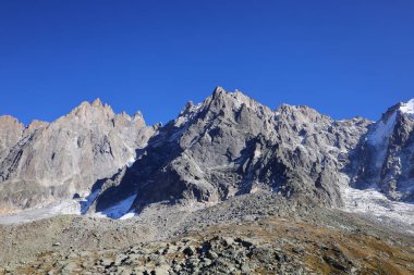 Aiguille du Midi, Fransa 'nın Haute-Savoie şehrinde Chamonix-Mont-Blanc-Blanc' ın üzerindeki Mont-Blanc 'ta yer alan bir zirve.