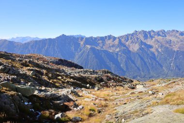 Aiguille du Midi, Fransa 'nın Haute-Savoie şehrinde Chamonix-Mont-Blanc-Blanc' ın üzerindeki Mont-Blanc 'ta yer alan bir zirve.