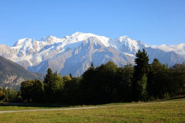 Aiguille du Midi, Fransa 'nın Haute-Savoie şehrinde Chamonix-Mont-Blanc-Blanc' ın üzerindeki Mont-Blanc 'ta yer alan bir zirve.