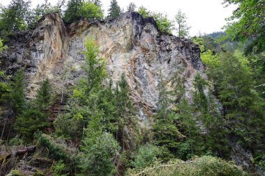 İsviçre 'deki Valais kantonundaki bir dağa bak.