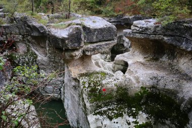 Dosyanın geçitleri, Annecy 'nin birkaç kilometre batısındaki, Haute-Savoie' deki Lovagny kasabasındaki Fier 'ın güçlü seli tarafından oyuldu.