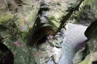 Dosyanın geçitleri, Annecy 'nin birkaç kilometre batısındaki, Haute-Savoie' deki Lovagny kasabasındaki Fier 'ın güçlü seli tarafından oyuldu.