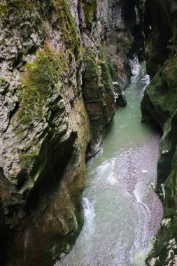 Dosyanın geçitleri, Annecy 'nin birkaç kilometre batısındaki, Haute-Savoie' deki Lovagny kasabasındaki Fier 'ın güçlü seli tarafından oyuldu.