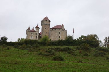 Lovagny Kalesi, Annecy 'nin birkaç kilometre batısındaki Lovagny kasabasında, Haute-Savoie' de yer almaktadır.