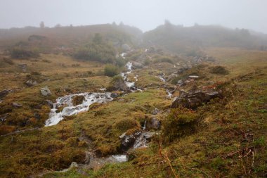 İsviçre Konfederasyonu 'nu oluşturan 26 kantondan biri olan Valais Kantonu' ndaki bir şelaleye bakın.