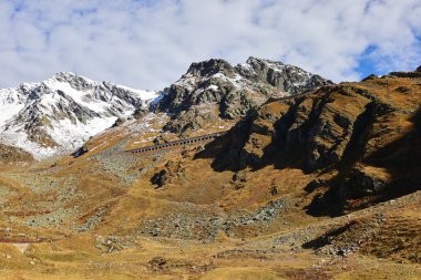 Büyük St Bernard Geçidi, 2469 metre yüksekliğiyle İsviçre 'nin en yüksek üçüncü karayolu geçididir.