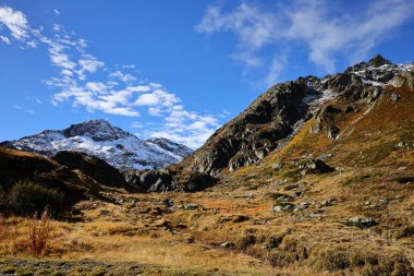Büyük St Bernard Geçidi, 2469 metre yüksekliğiyle İsviçre 'nin en yüksek üçüncü karayolu geçididir.