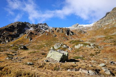 Büyük St Bernard Geçidi, 2469 metre yüksekliğiyle İsviçre 'nin en yüksek üçüncü karayolu geçididir.