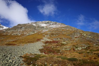 Büyük St Bernard Geçidi, 2469 metre yüksekliğiyle İsviçre 'nin en yüksek üçüncü karayolu geçididir.