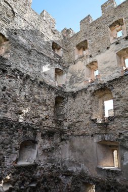 İsviçre 'nin Valais kantonunda, Sion' da bir şato olan Tourbillon Kalesi 'nden görüntü