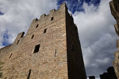 İsviçre 'nin Valais kantonunda, Sion' da bir şato olan Tourbillon Kalesi 'nden görüntü