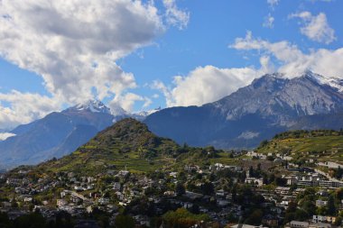 İsviçre 'nin Valais kantonunda, Sion' da bir şato olan Tourbillon Kalesi 'nden görüntü