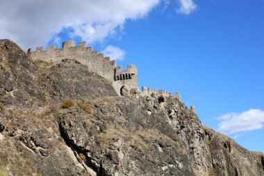 İsviçre 'nin Valais kantonunda, Sion' da bir şato olan Tourbillon Kalesi 'nden görüntü